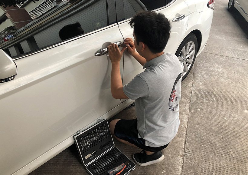 汽車鑰匙忘在車里后車門開鎖小技巧分享